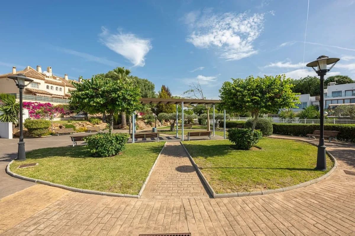 5 Bedroom Semi-Detached House for Sale in Calahonda, Málaga - Image 7