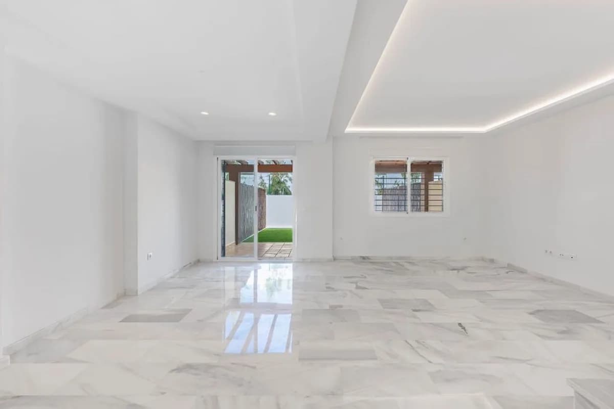 5 Bedroom Semi-Detached House for Sale in Calahonda, Málaga - Image 9