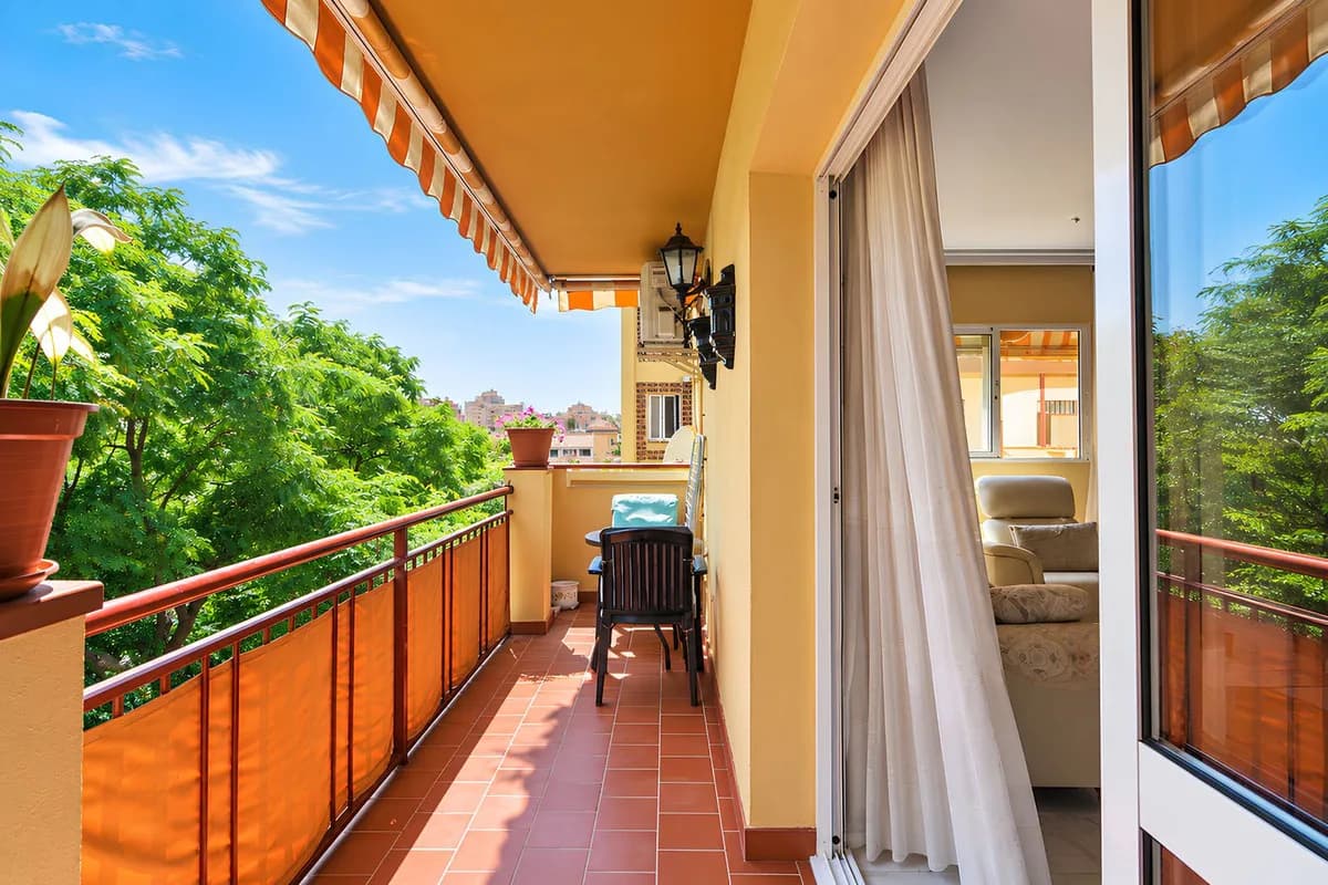 3 Bedroom Middle Floor Apartment for Sale in Fuengirola, Málaga - Image 4