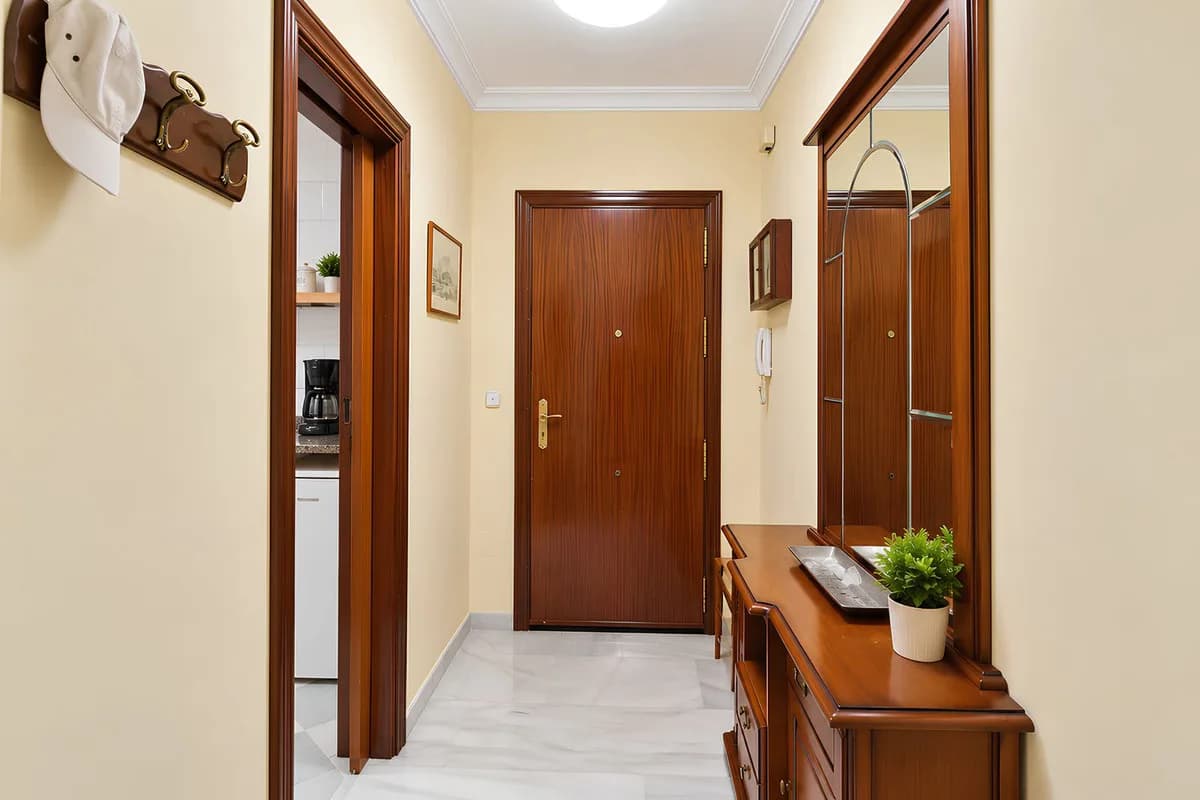 3 Bedroom Middle Floor Apartment for Sale in Fuengirola, Málaga - Image 9