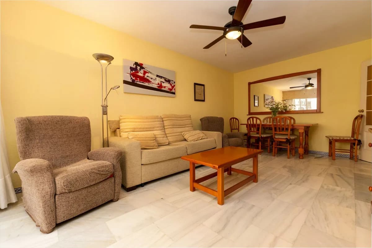 2 Bedroom Middle Floor Apartment for Sale in Fuengirola, Málaga - Image 4