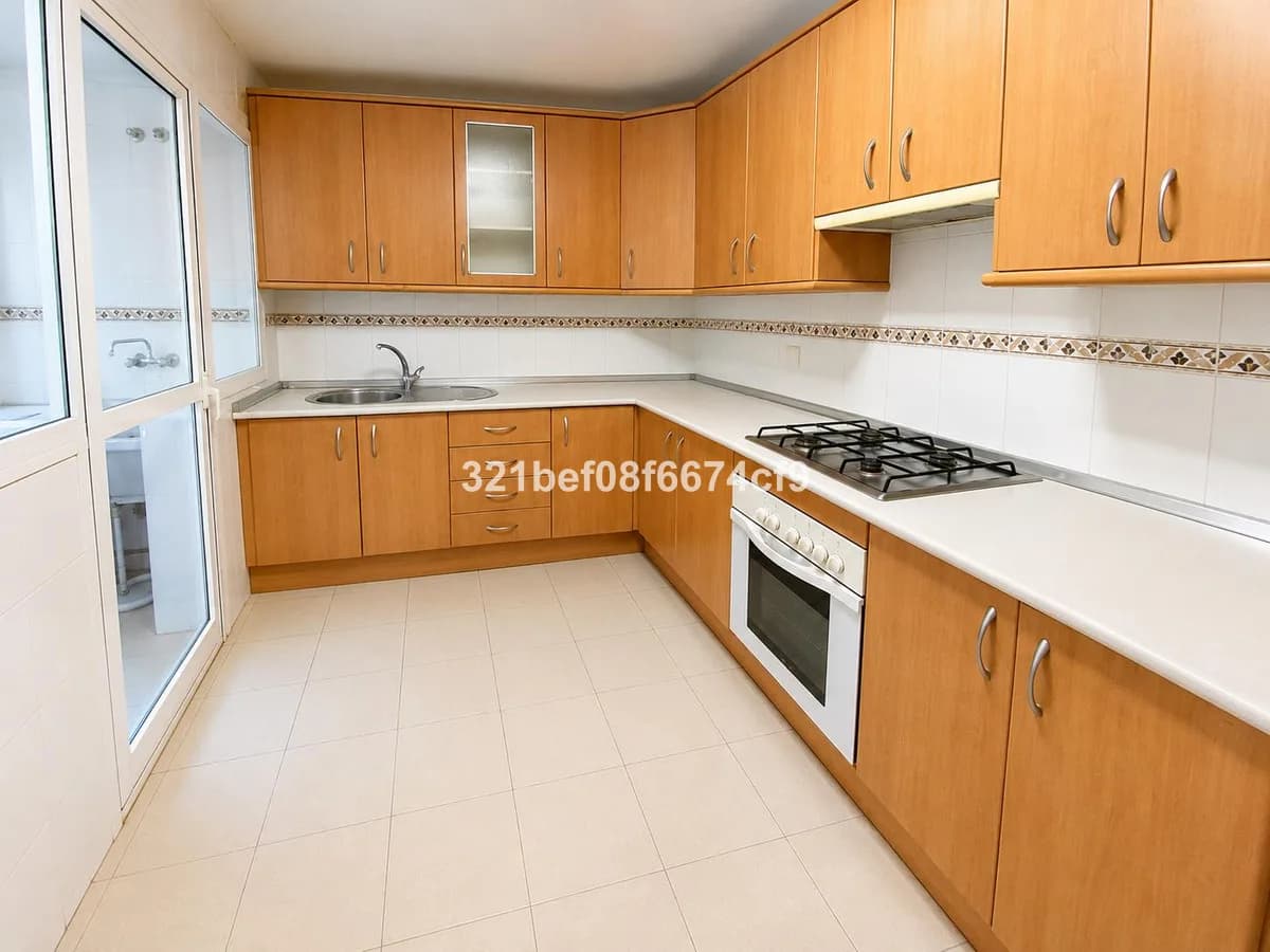 4 Bedroom Ground Floor Apartment for Sale in Teatinos, Málaga - Image 3
