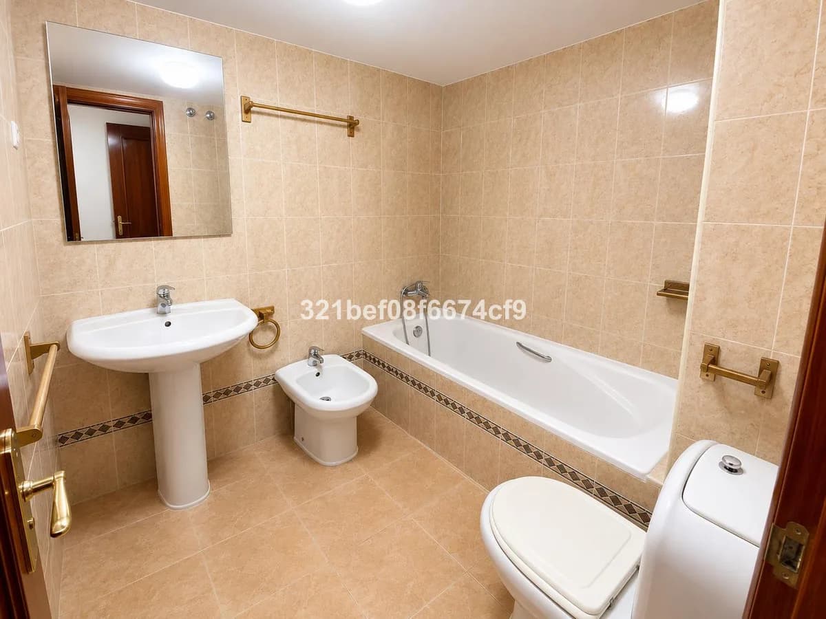 4 Bedroom Ground Floor Apartment for Sale in Teatinos, Málaga - Image 7