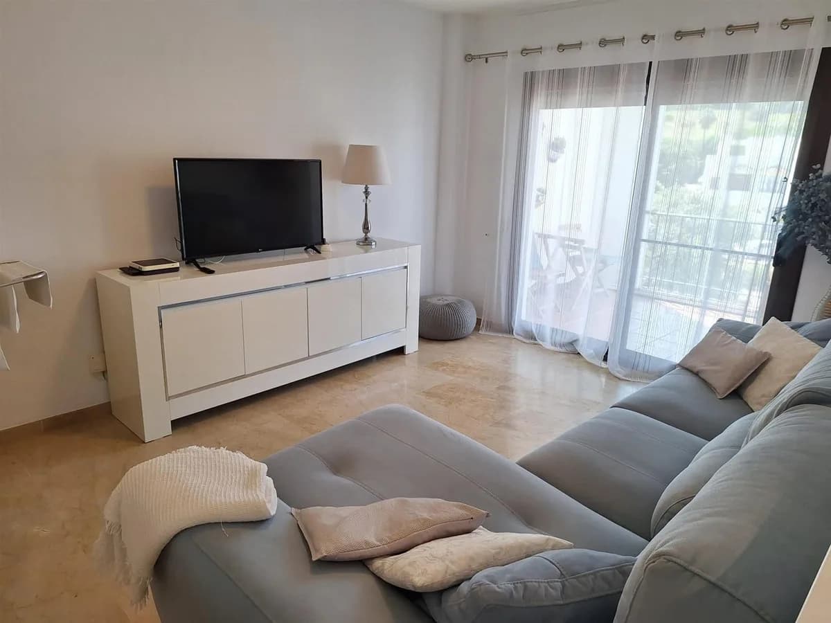 2 Bedroom Middle Floor Apartment for Sale in La Duquesa, Málaga - Image 9
