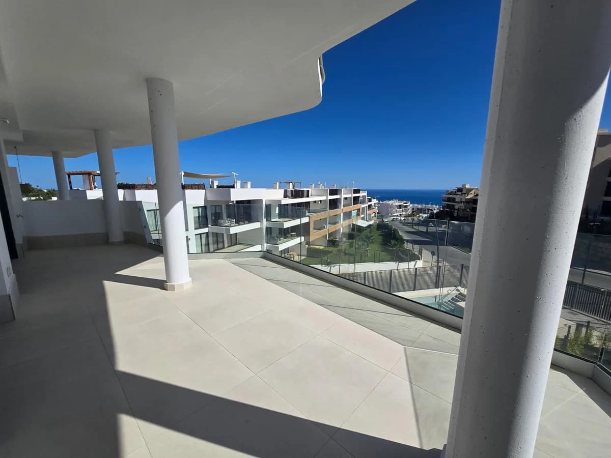 2 Bedroom Middle Floor Apartment for Sale in Fuengirola, Málaga - Image 2