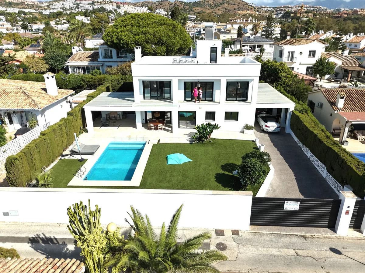 4 Bedroom Detached Villa for Sale in Calahonda, Málaga
