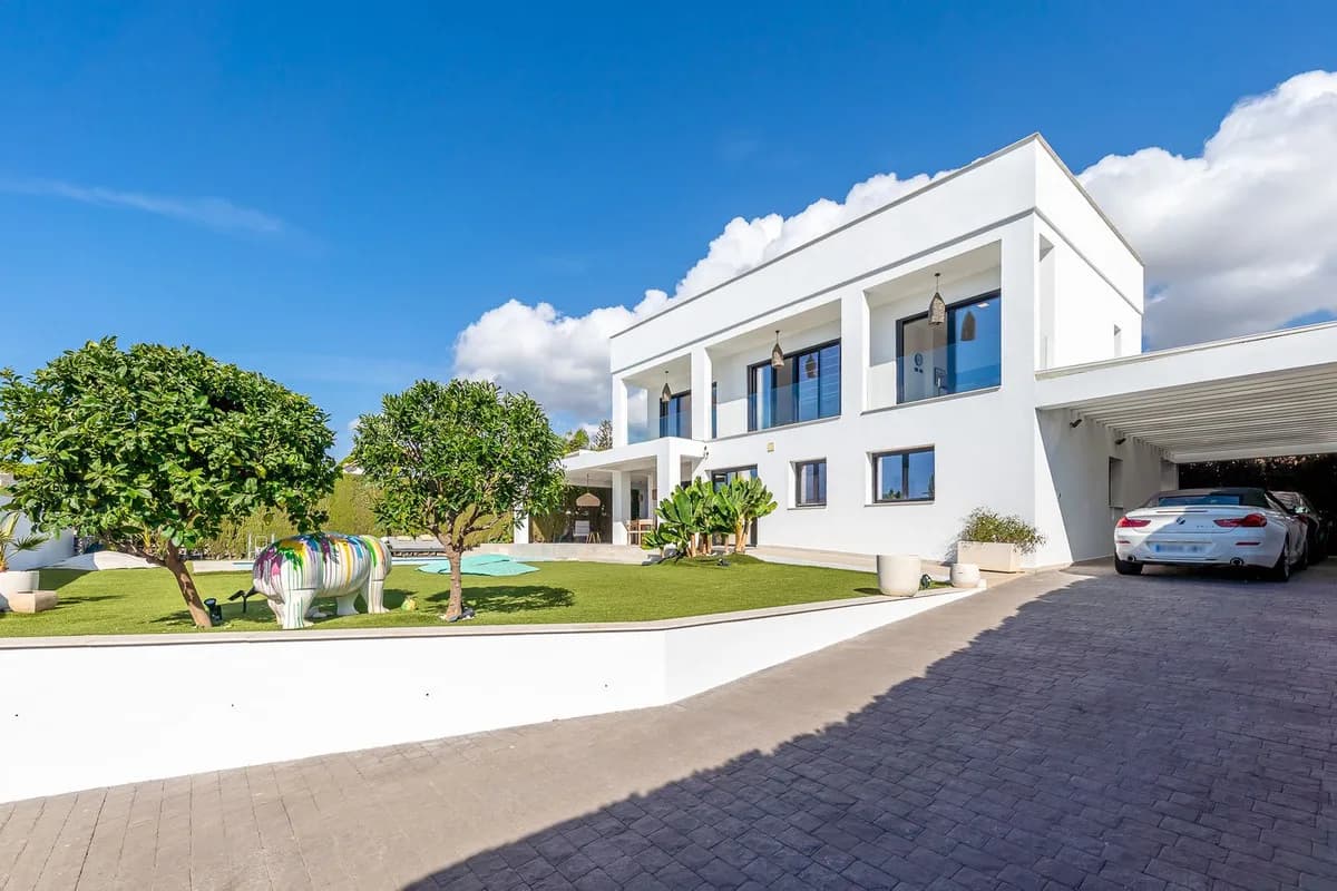 4 Bedroom Detached Villa for Sale in Calahonda, Málaga - Image 2