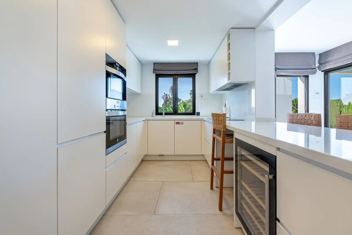 4 Bedroom Detached Villa for Sale in Calahonda, Málaga - Image 6