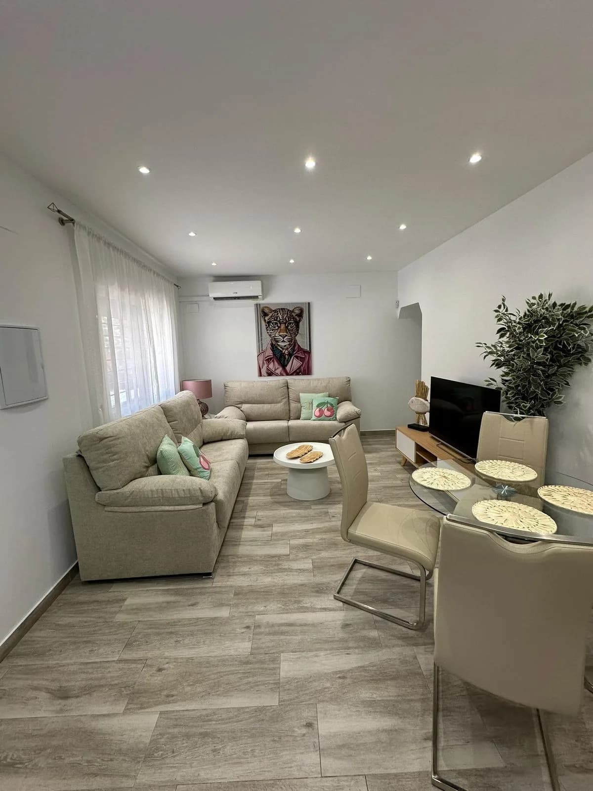 2 Bedroom Ground Floor Apartment for Sale in Fuengirola, Málaga - Image 2
