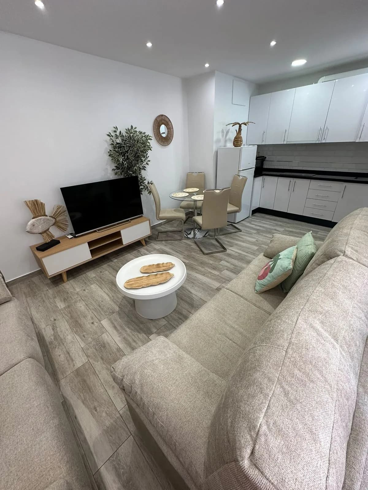 2 Bedroom Ground Floor Apartment for Sale in Fuengirola, Málaga - Image 4