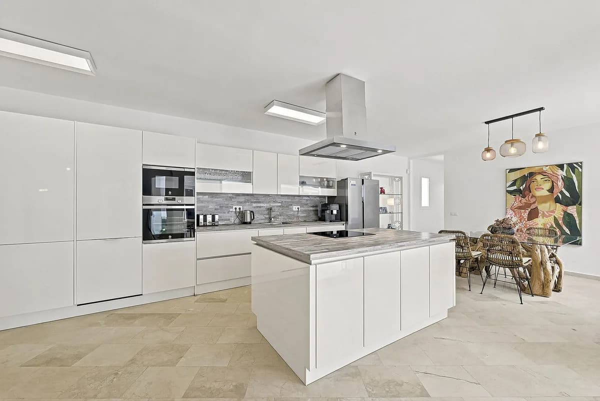 5 Bedroom Detached Villa for Sale in Mijas Costa, Málaga - Image 4