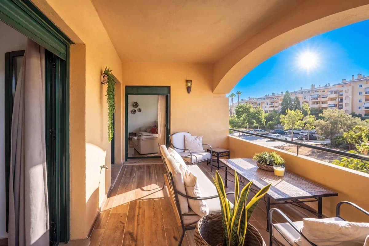 3 Bedroom Middle Floor Apartment for Sale in San Pedro de Alcántara, Málaga - Image 2