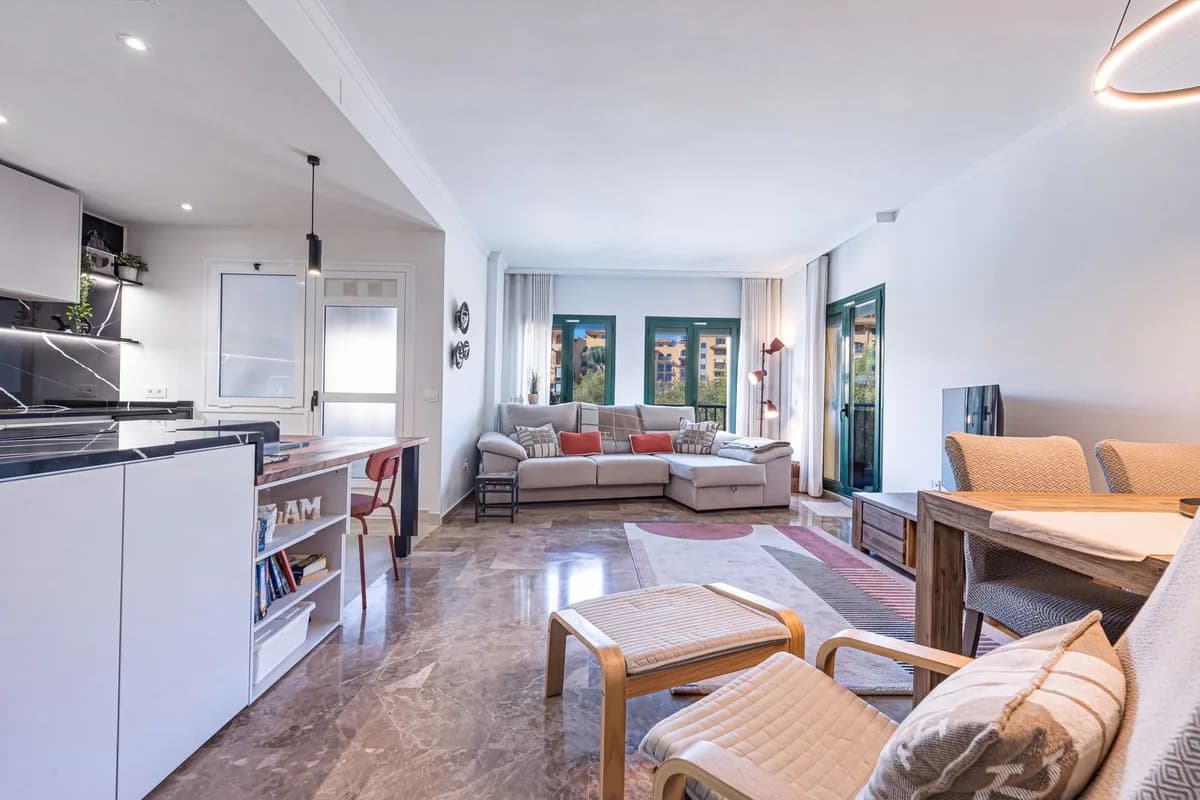 3 Bedroom Middle Floor Apartment for Sale in San Pedro de Alcántara, Málaga - Image 3