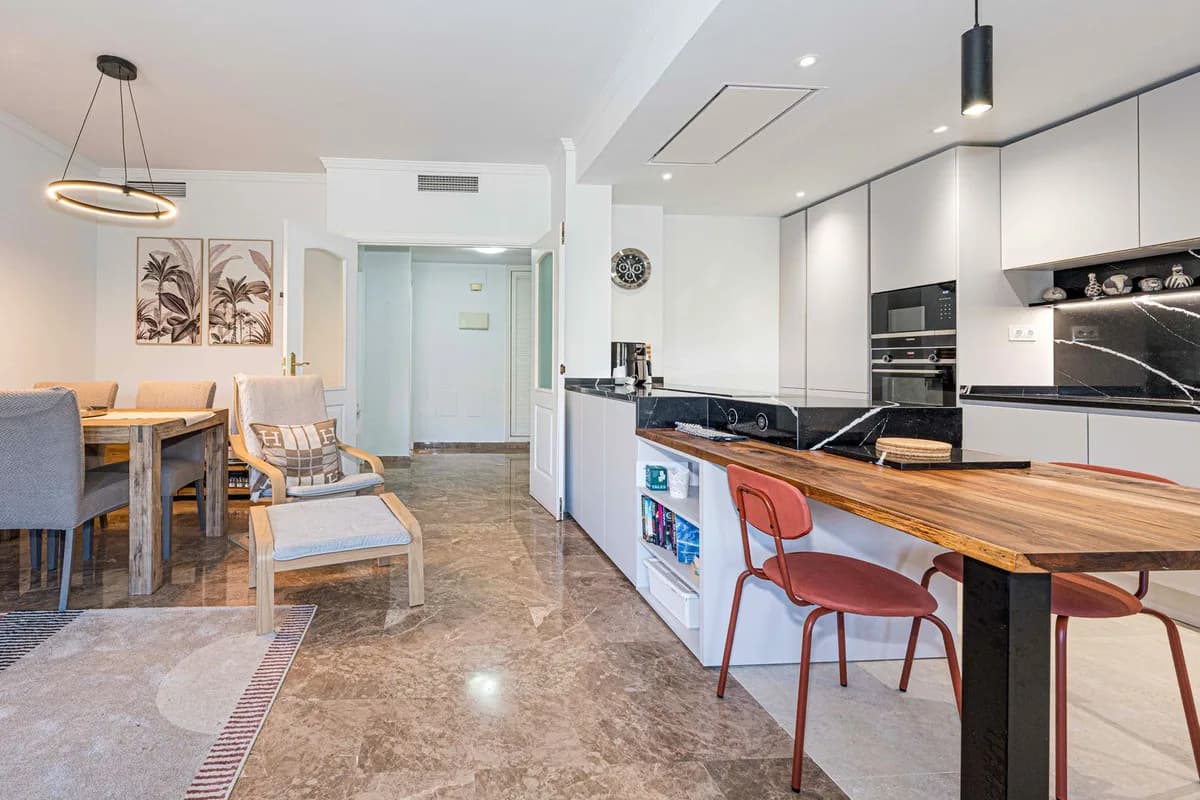 3 Bedroom Middle Floor Apartment for Sale in San Pedro de Alcántara, Málaga - Image 8