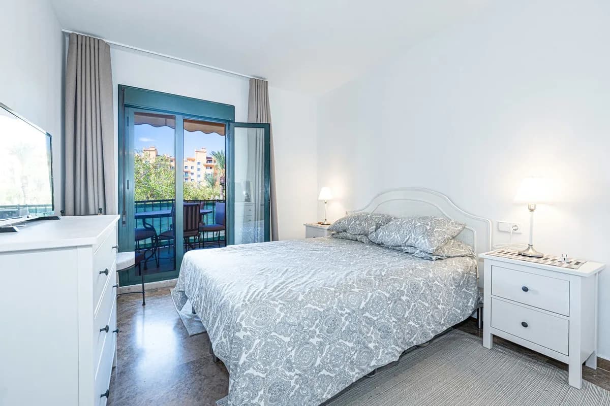3 Bedroom Middle Floor Apartment for Sale in San Pedro de Alcántara, Málaga - Image 9