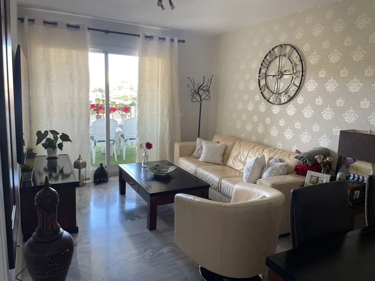 3 Bedroom Middle Floor Apartment for Sale in Miraflores, Málaga - Image 2