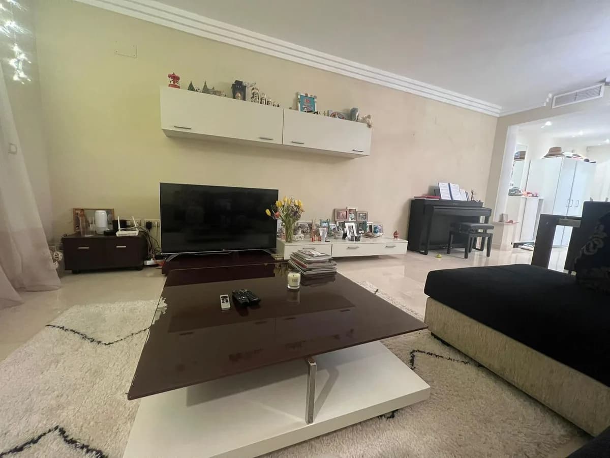 3 Bedroom Middle Floor Apartment for Sale in Benahavís, Málaga - Image 2