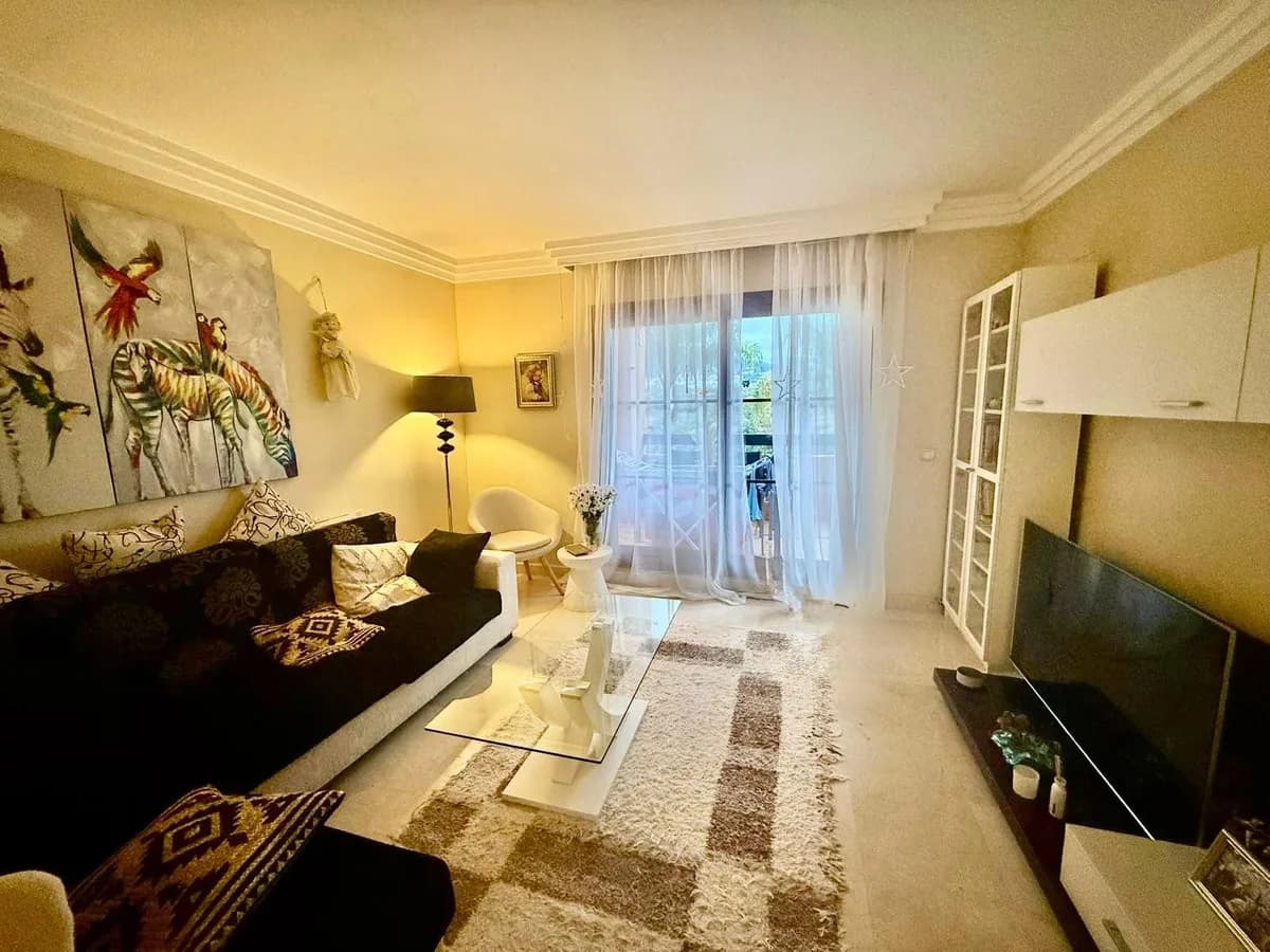 3 Bedroom Middle Floor Apartment for Sale in Benahavís, Málaga - Image 3
