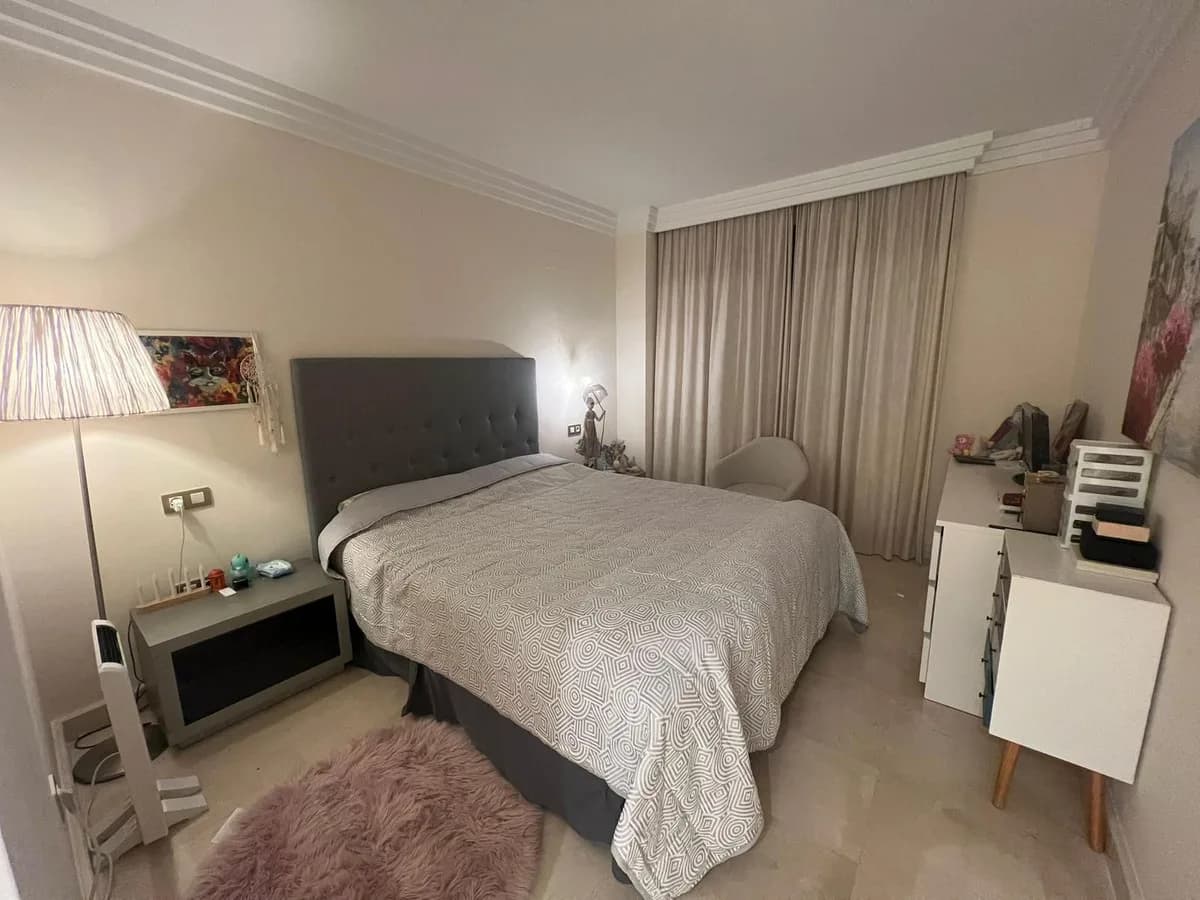 3 Bedroom Middle Floor Apartment for Sale in Benahavís, Málaga - Image 4