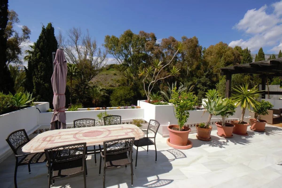 2 Bedroom Middle Floor Apartment for Sale in The Golden Mile, Málaga - Image 3
