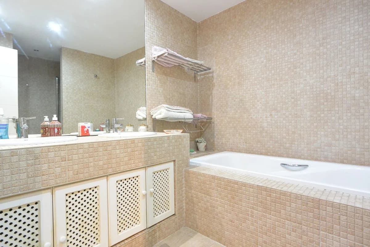 2 Bedroom Middle Floor Apartment for Sale in The Golden Mile, Málaga - Image 8