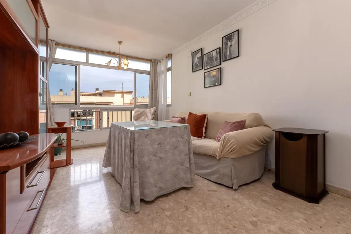 3 Bedroom Middle Floor Apartment for Sale in La Luz, Málaga - Image 2