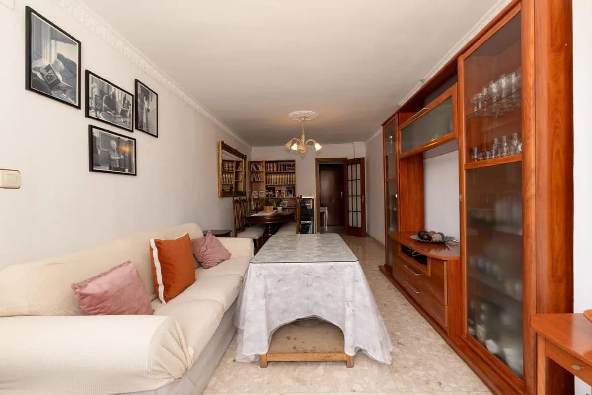 3 Bedroom Middle Floor Apartment for Sale in La Luz, Málaga - Image 4