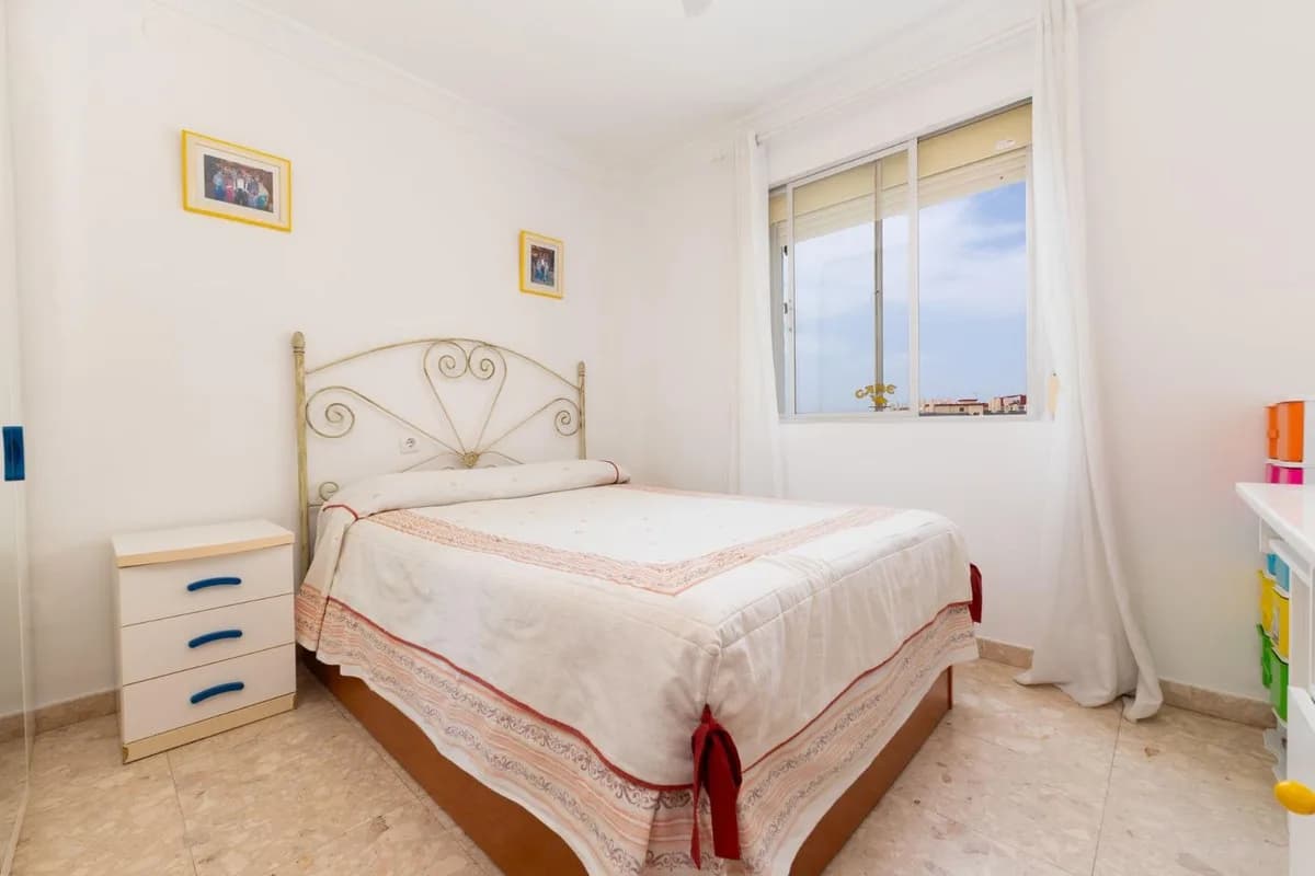 3 Bedroom Middle Floor Apartment for Sale in La Luz, Málaga - Image 8