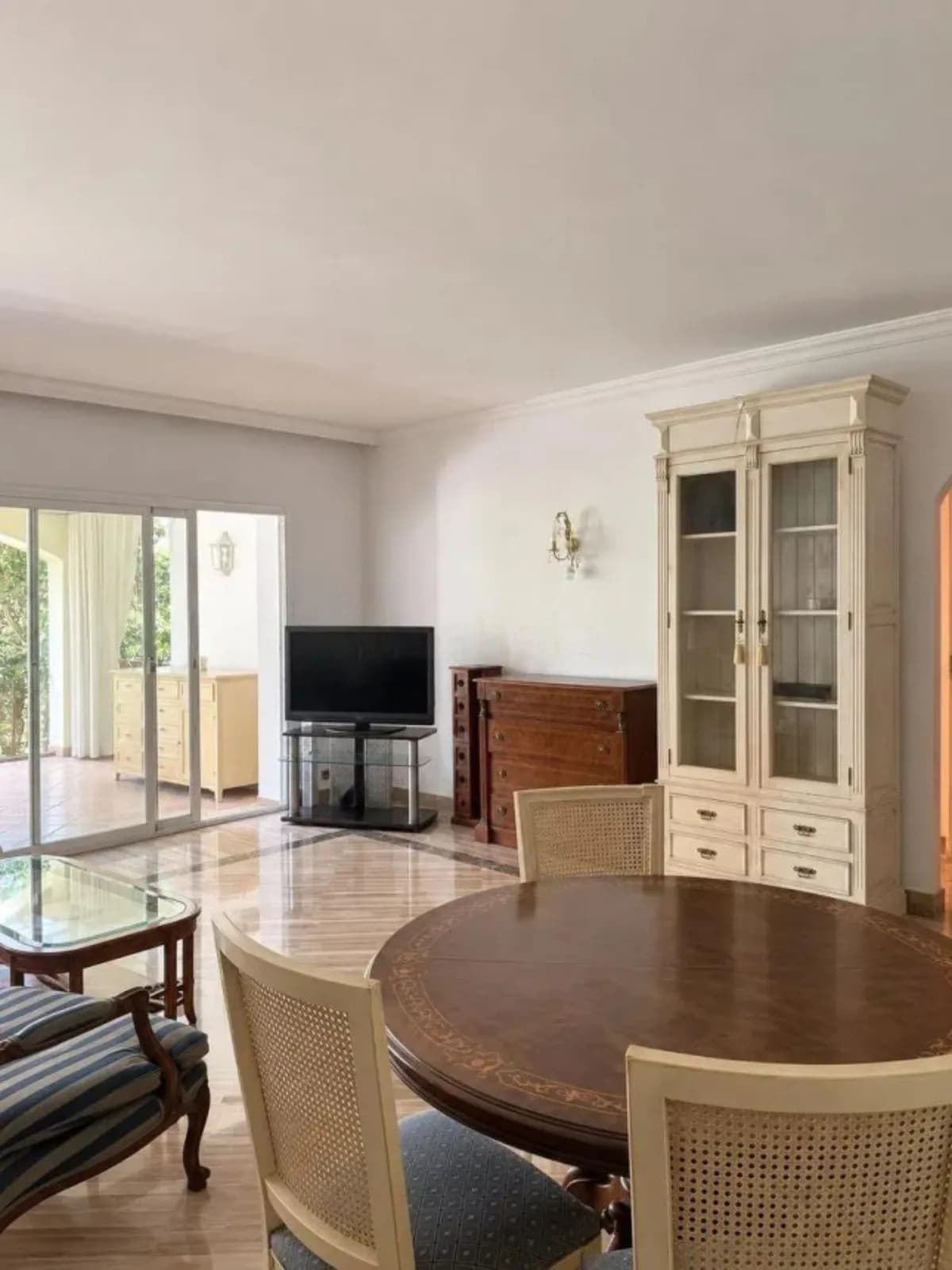 2 Bedroom Ground Floor Apartment for Sale in Marbella, Málaga - Image 3