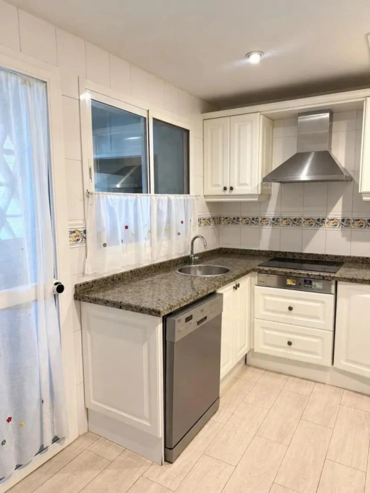 2 Bedroom Ground Floor Apartment for Sale in Marbella, Málaga - Image 5