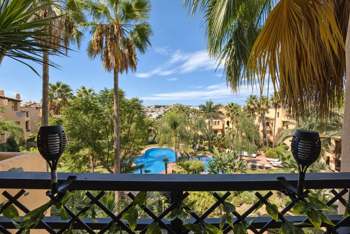 2 Bedroom Middle Floor Apartment for Sale in Estepona, Málaga - Image 3