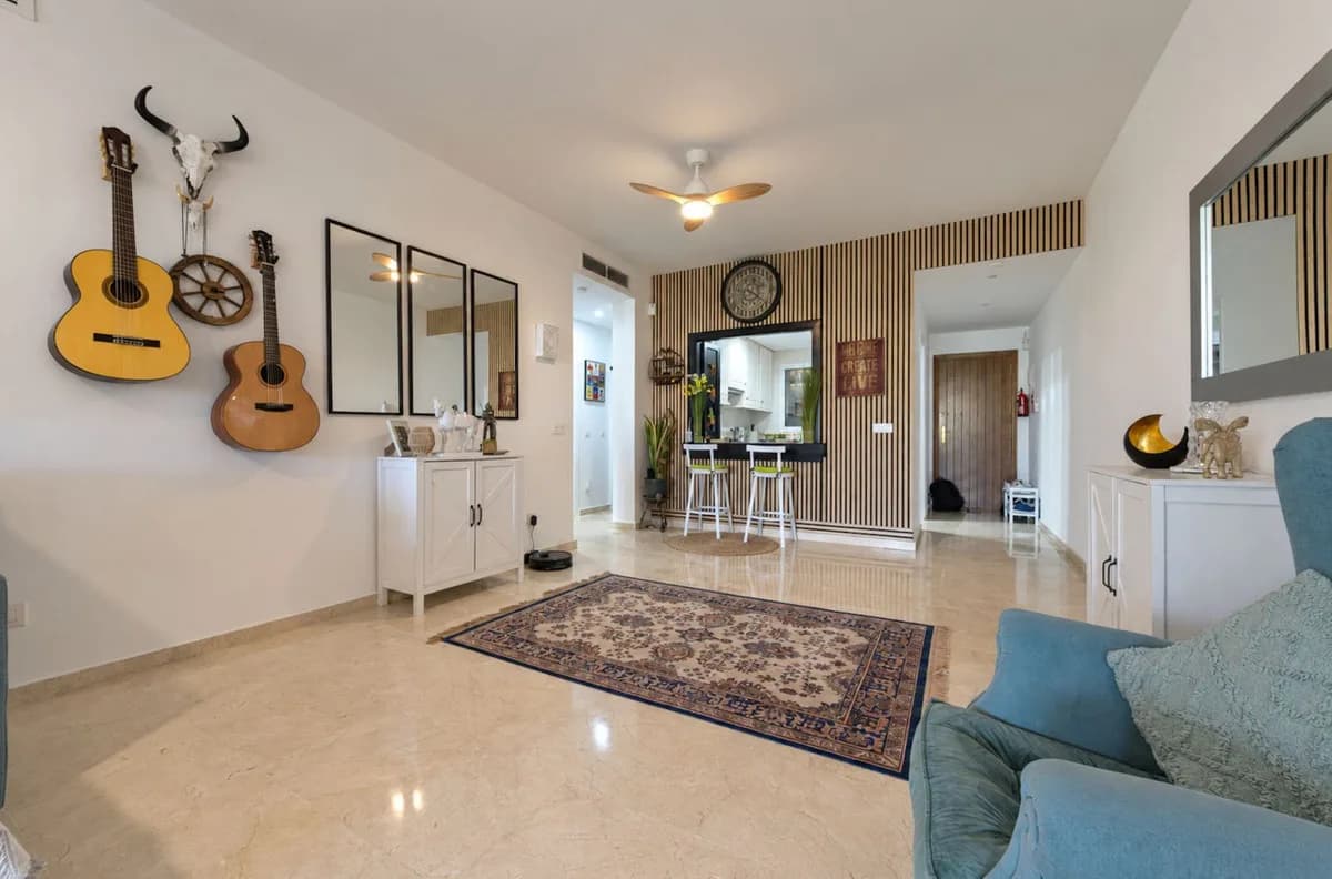 2 Bedroom Middle Floor Apartment for Sale in Estepona, Málaga - Image 4