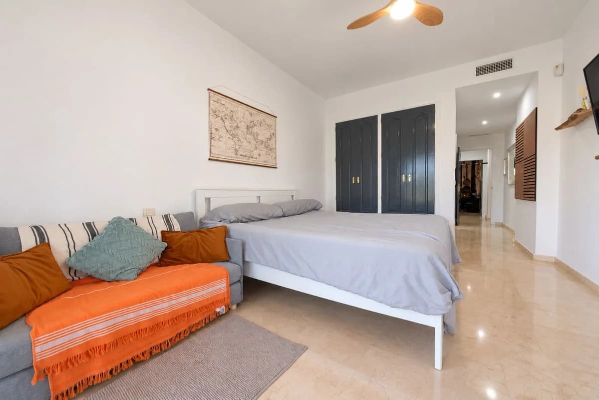 2 Bedroom Middle Floor Apartment for Sale in Estepona, Málaga - Image 9