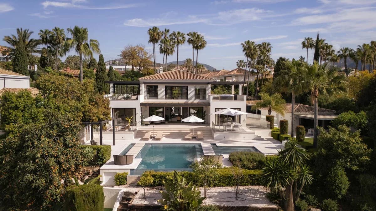 5 Bedroom Detached Villa for Sale in Nueva Andalucía, Málaga