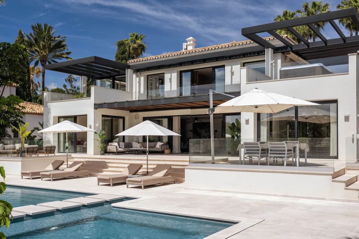 5 Bedroom Detached Villa for Sale in Nueva Andalucía, Málaga - Image 2