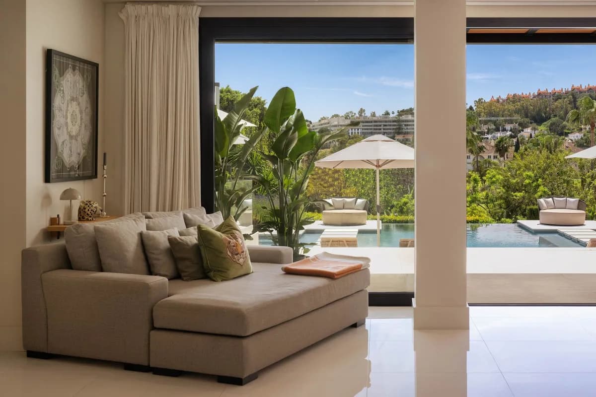 5 Bedroom Detached Villa for Sale in Nueva Andalucía, Málaga - Image 5