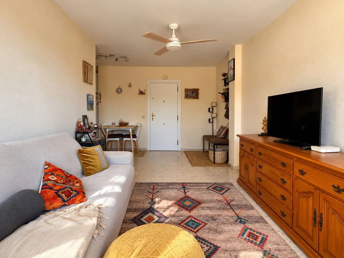 2 Bedroom Middle Floor Apartment for Sale in Manilva, Málaga - Image 2
