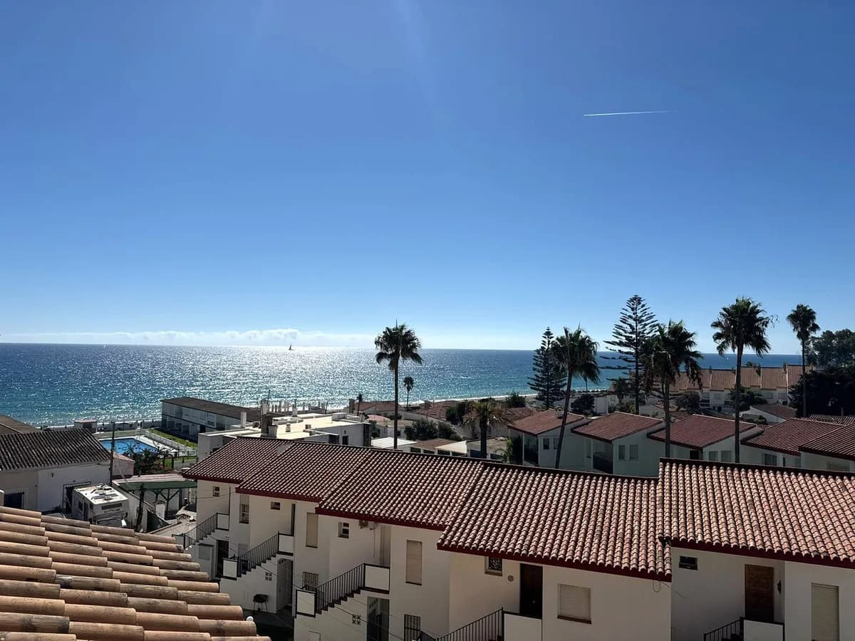 2 Bedroom Middle Floor Apartment for Sale in Manilva, Málaga - Image 5