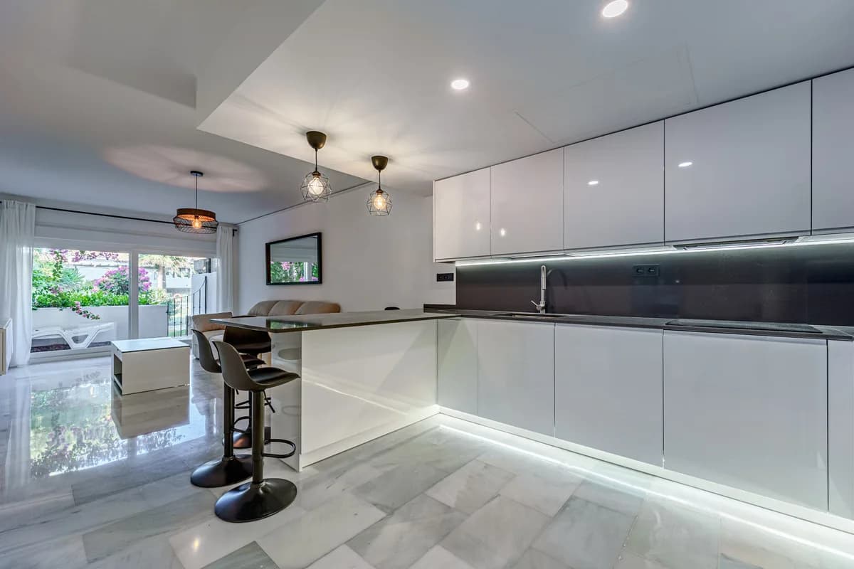 3 Bedroom Ground Floor Apartment for Sale in Sierra Blanca, Málaga - Image 3