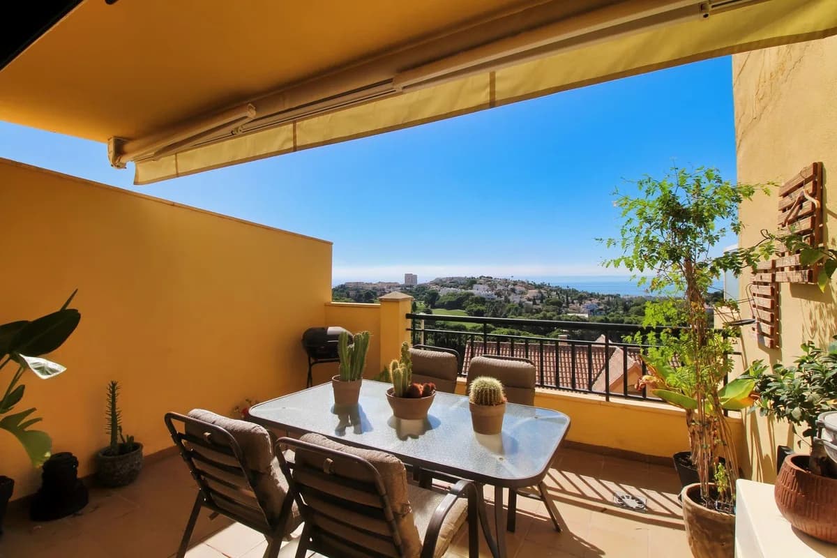 2 Bedroom Middle Floor Apartment for Sale in Torrequebrada, Málaga - Image 2