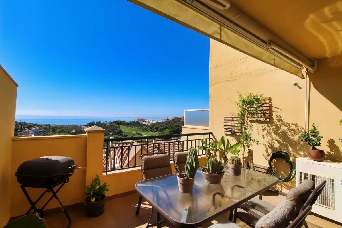 2 Bedroom Middle Floor Apartment for Sale in Torrequebrada, Málaga - Image 3