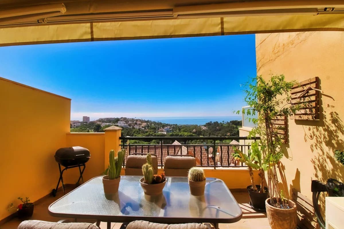 2 Bedroom Middle Floor Apartment for Sale in Torrequebrada, Málaga - Image 4