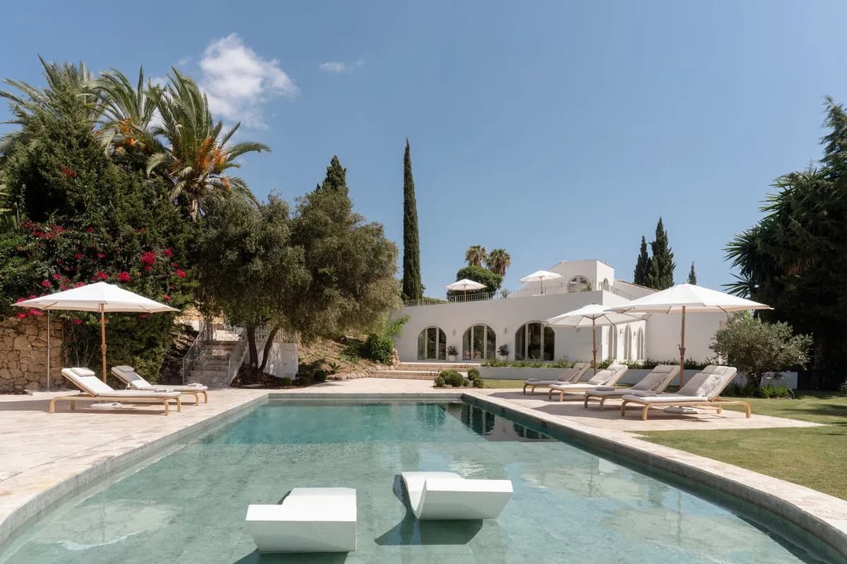 4 Bedroom Detached Villa for Sale in Nueva Andalucía, Málaga