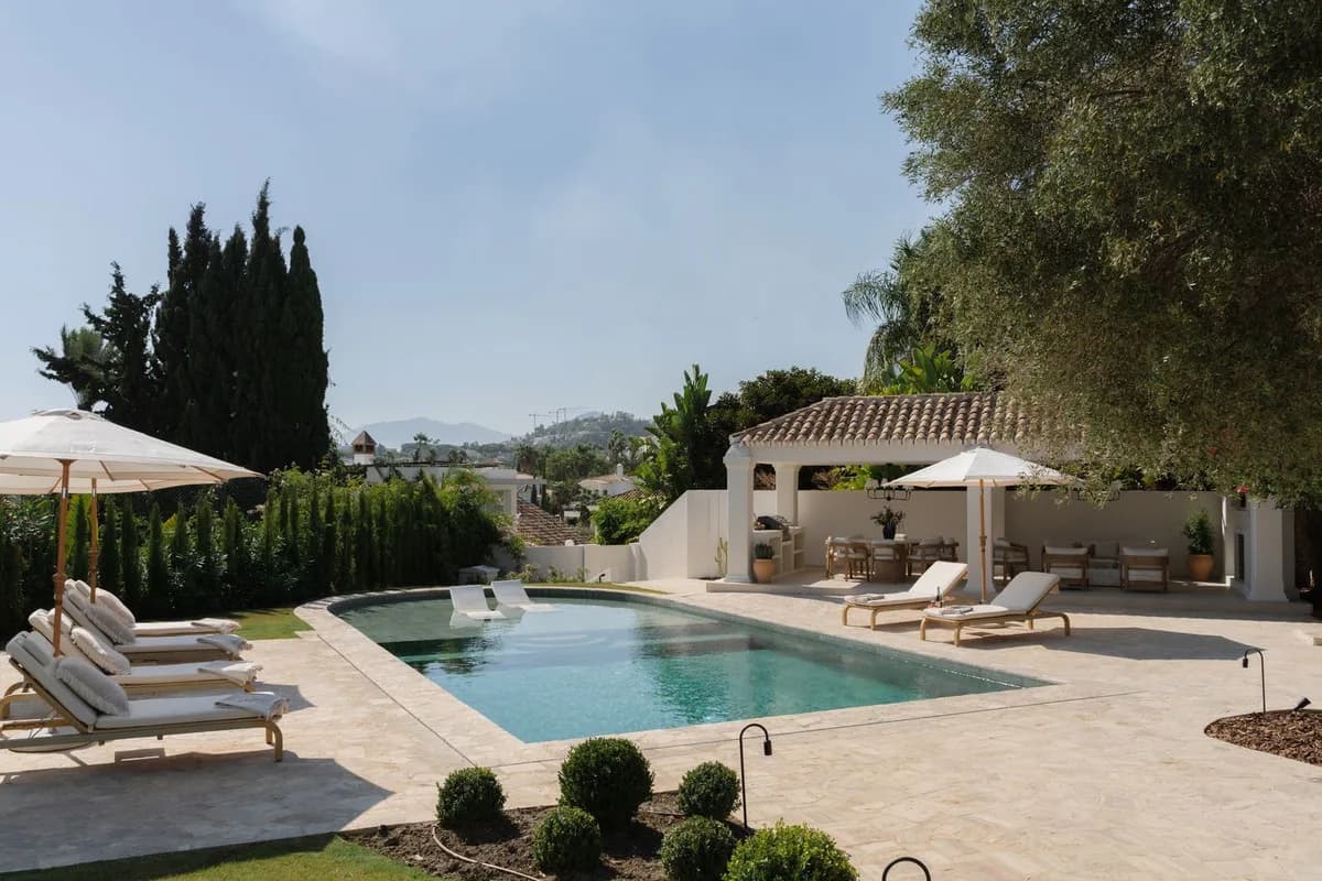 4 Bedroom Detached Villa for Sale in Nueva Andalucía, Málaga - Image 2