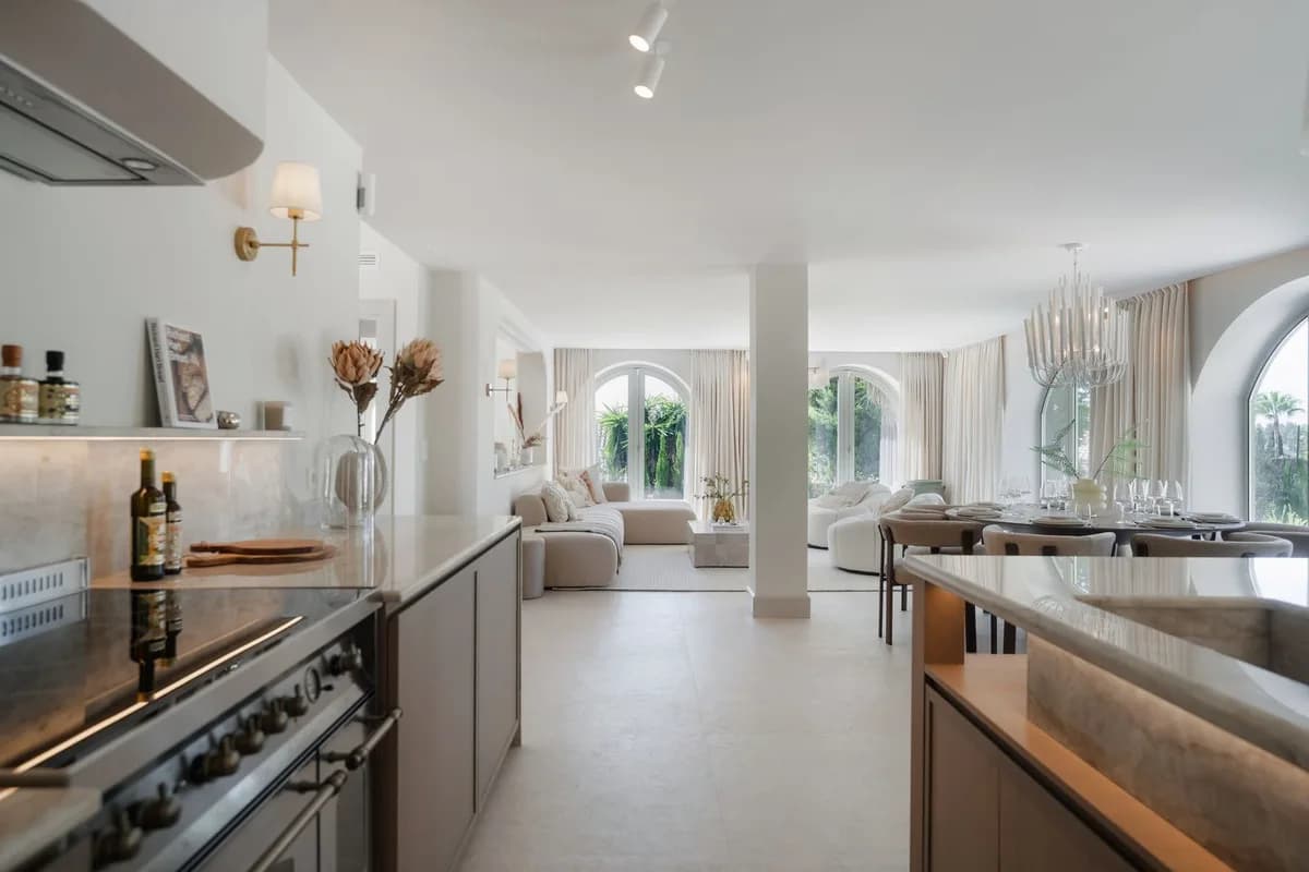 4 Bedroom Detached Villa for Sale in Nueva Andalucía, Málaga - Image 8