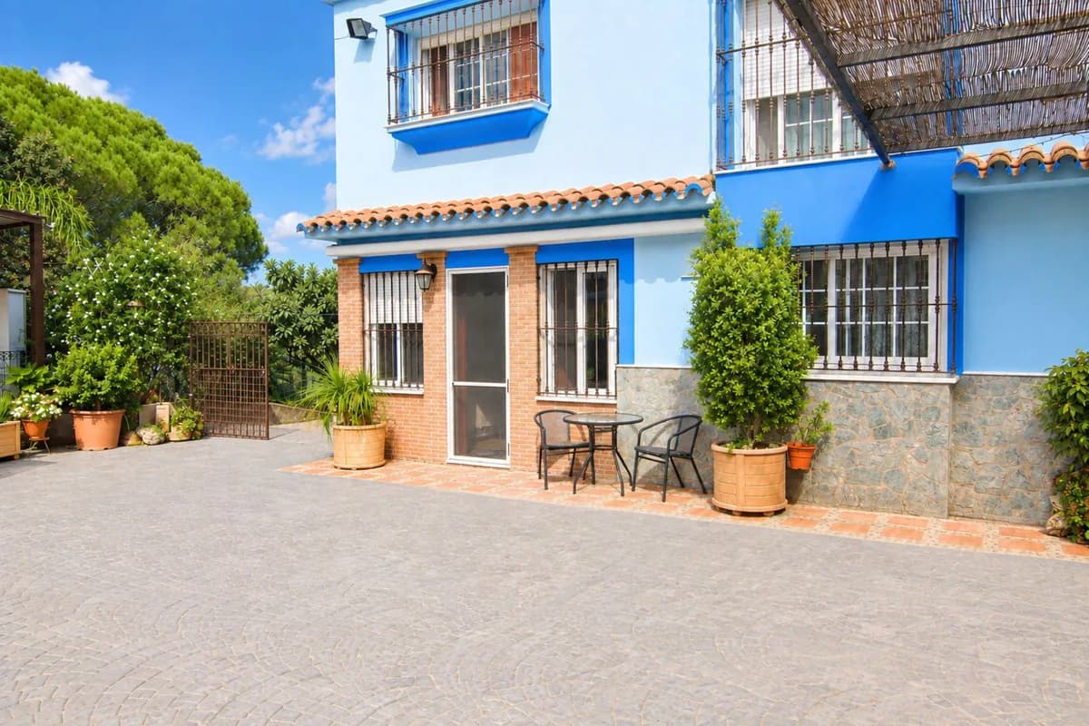 4 Bedroom Detached Villa for Sale in Coín, Málaga - Image 2