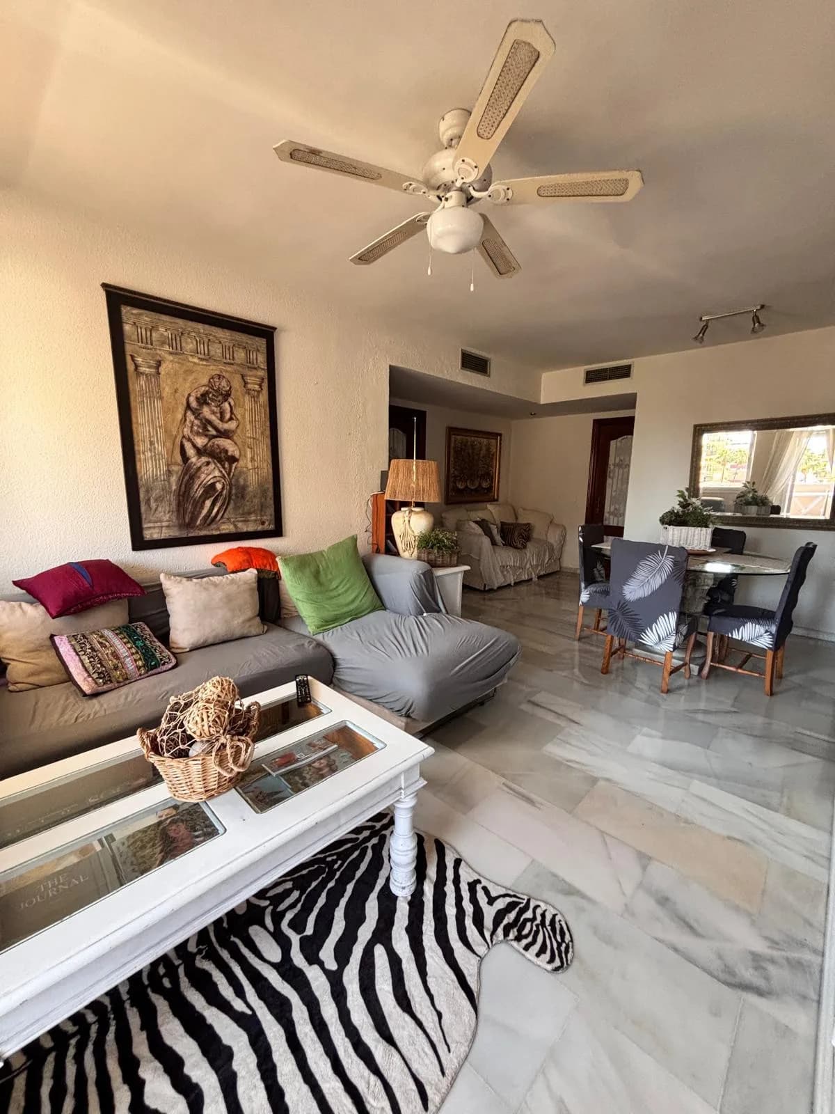 3 Bedroom Middle Floor Apartment for Sale in Marbella, Málaga