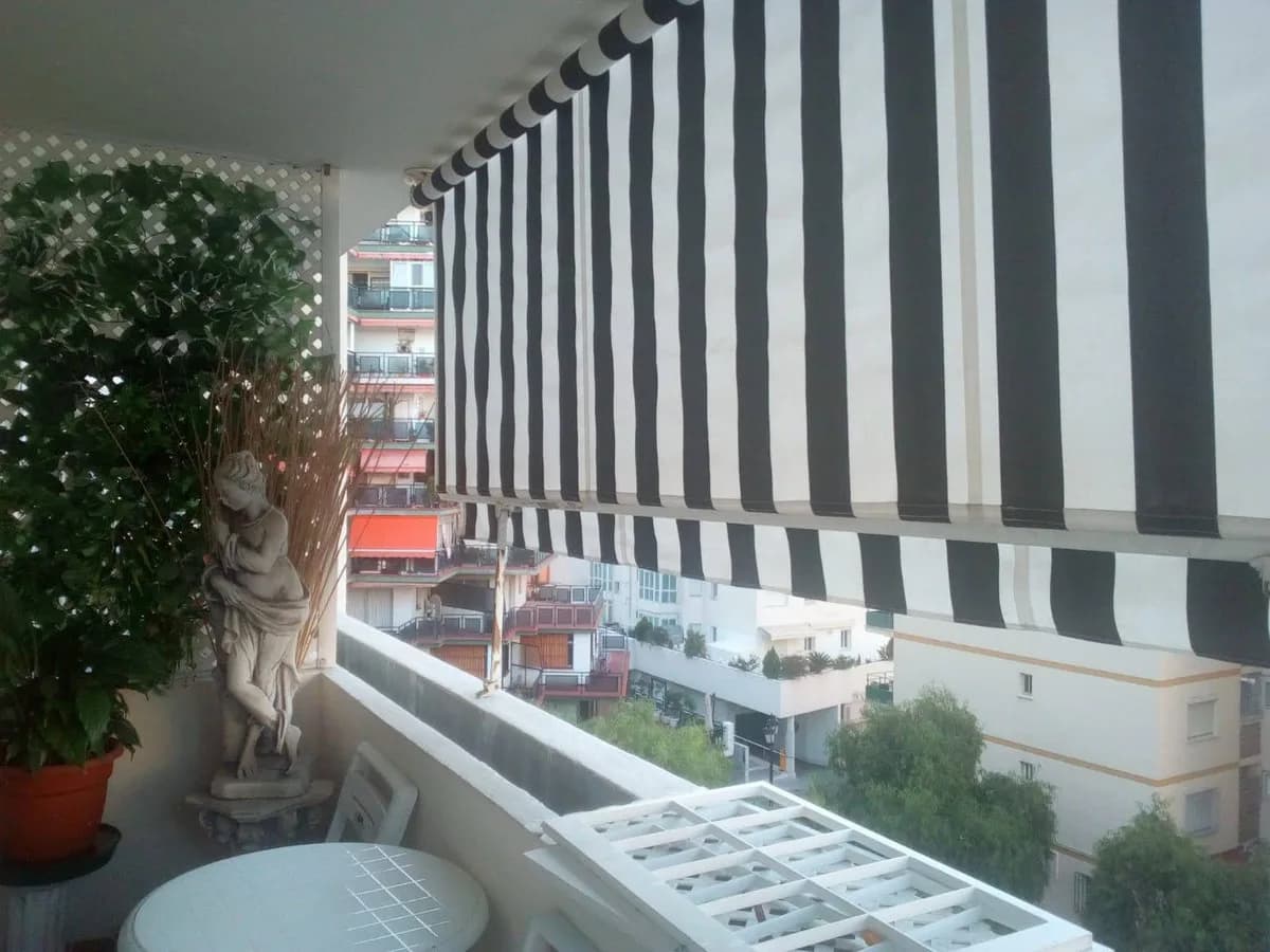 3 Bedroom Middle Floor Apartment for Sale in Marbella, Málaga - Image 2