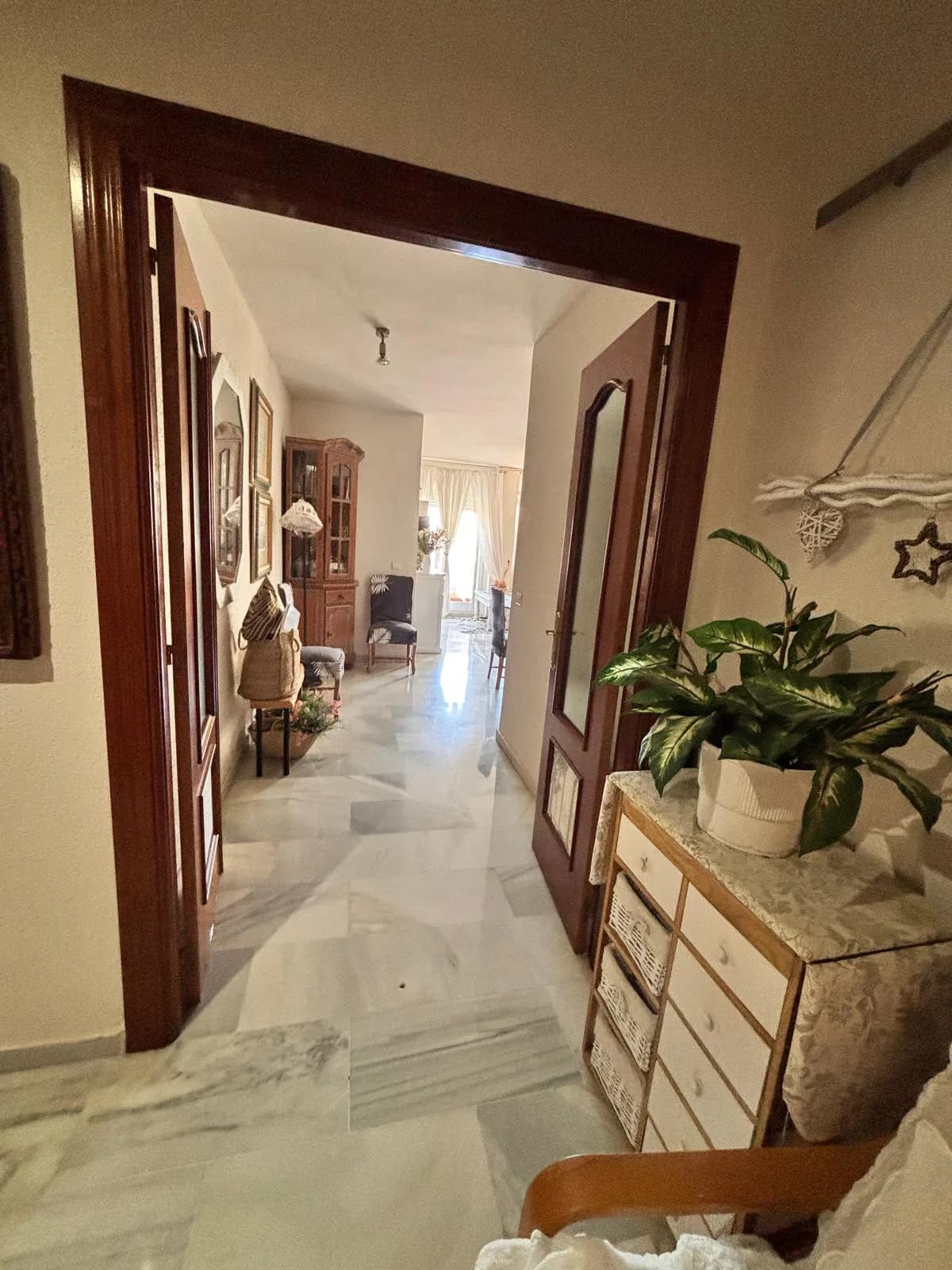 3 Bedroom Middle Floor Apartment for Sale in Marbella, Málaga - Image 4