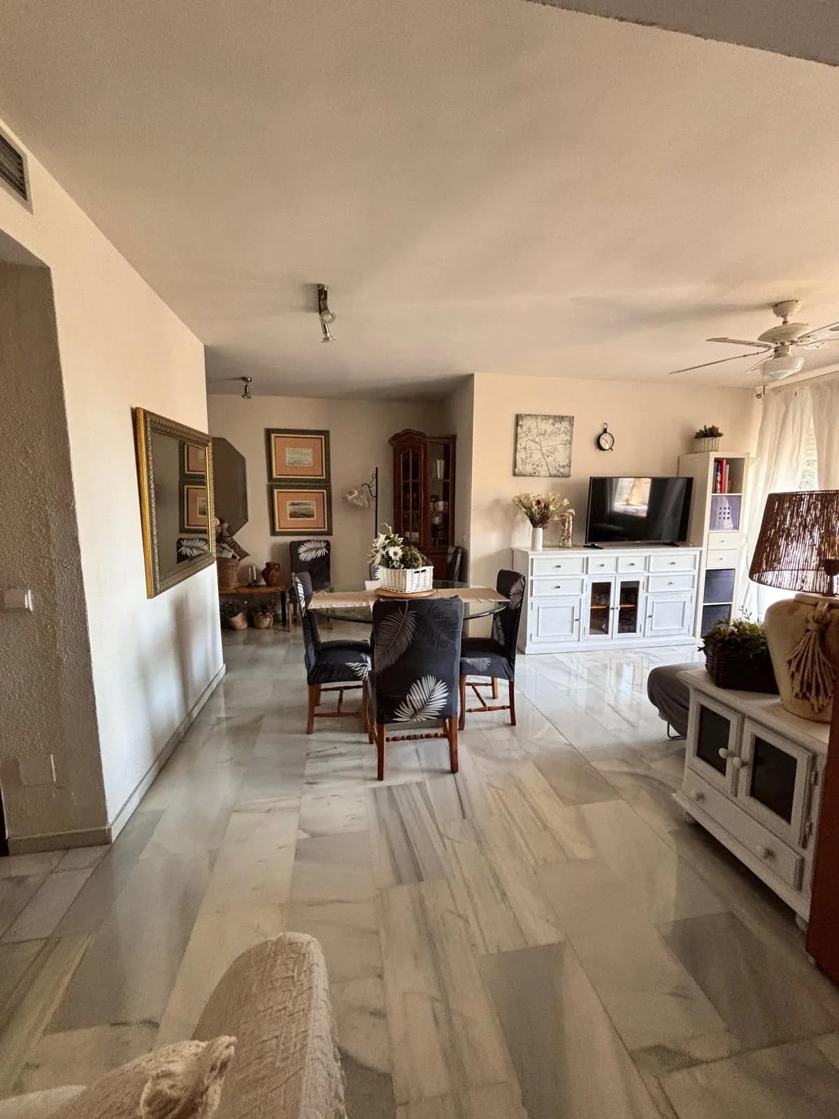 3 Bedroom Middle Floor Apartment for Sale in Marbella, Málaga - Image 8